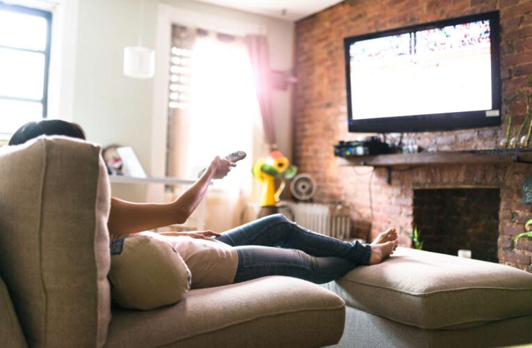 Assistir series e filmes fazem o sofá durar menos?